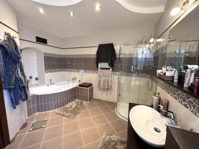 Eladó családi ház, Kecskeméten 219 M Ft, 6 szobás