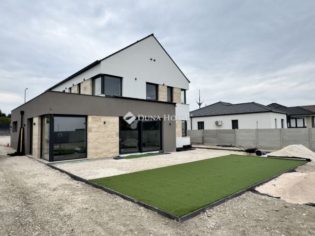 Eladó családi ház, Diósdon 330 M Ft, 5 szobás