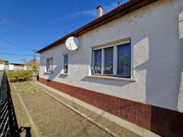 Eladó családi ház, Baján 54.99 M Ft, 4 szobás