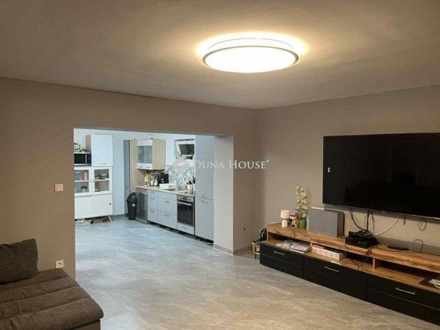 Eladó családi ház, Úrin 99.9 M Ft, 4 szobás