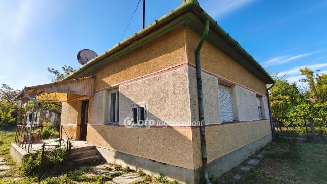 Eladó családi ház, Kenderesen 9 M Ft, 2+1 szobás
