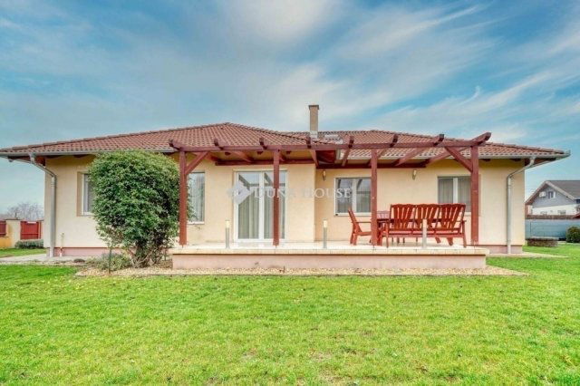 Eladó családi ház, Tárnokon 141.9 M Ft, 4 szobás