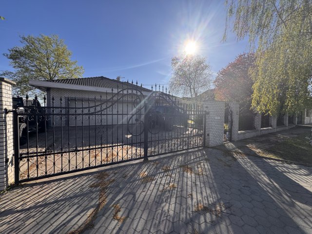 Eladó családi ház, Budapesten, XXI. kerületben, Királyerdő úton