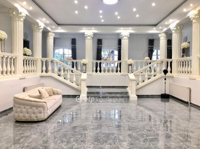 Eladó családi ház, Szegeden 239 M Ft, 11+1 szobás