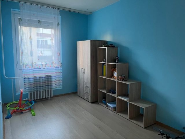 Eladó panellakás, Komlón 35 M Ft, 3 szobás