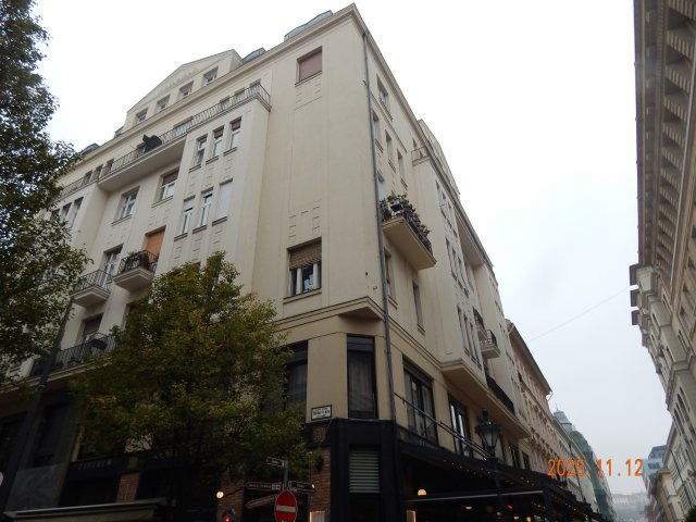 Eladó téglalakás, Budapesten, V. kerületben, Október 6. utcában