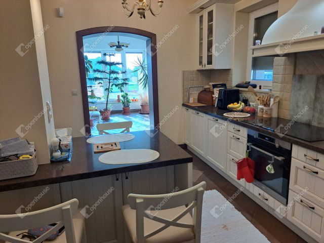 Eladó családi ház, Győrött 178.8 M Ft, 5 szobás