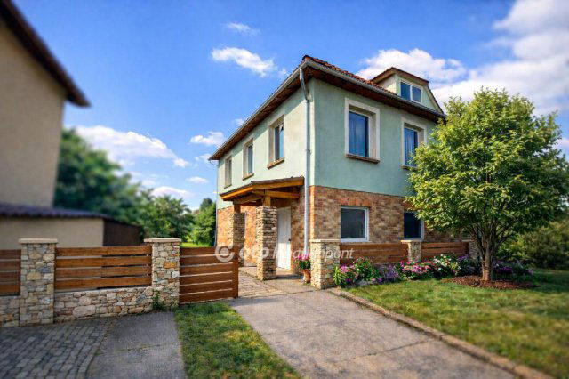 Eladó családi ház, Tatán 118 M Ft, 6 szobás