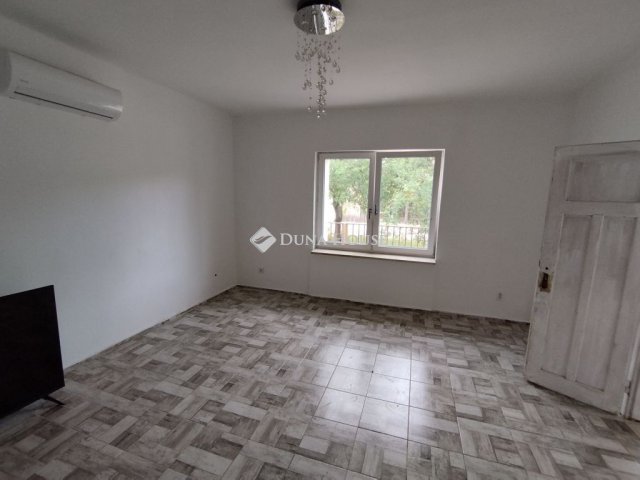 Eladó családi ház, Szárligeten 58.9 M Ft, 2 szobás