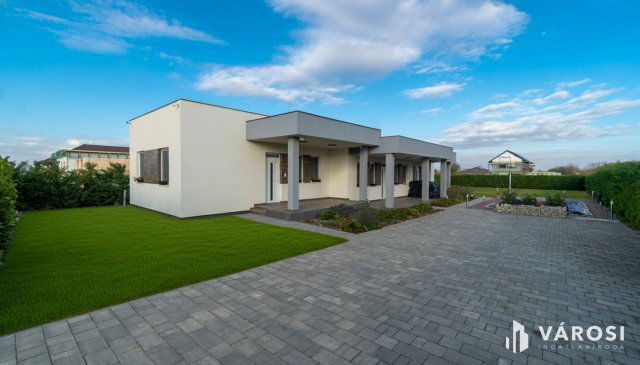 Eladó családi ház, Ságváron 139 M Ft, 8 szobás