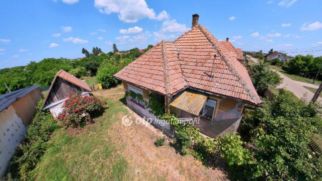 Eladó családi ház, Tiszakeszin 8 M Ft, 2 szobás