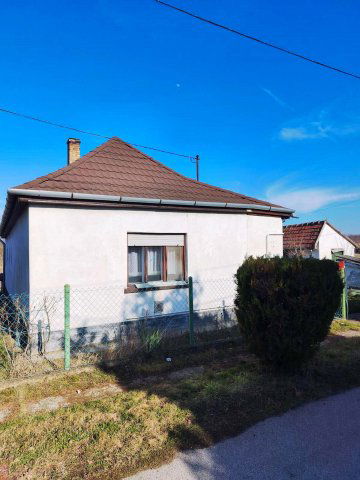 Eladó családi ház, Baracskán 49.9 M Ft, 2 szobás