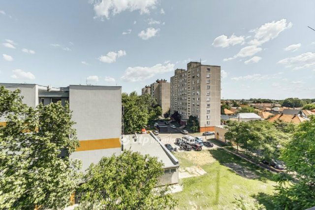 Eladó téglalakás, Cegléden 36.9 M Ft, 2 szobás