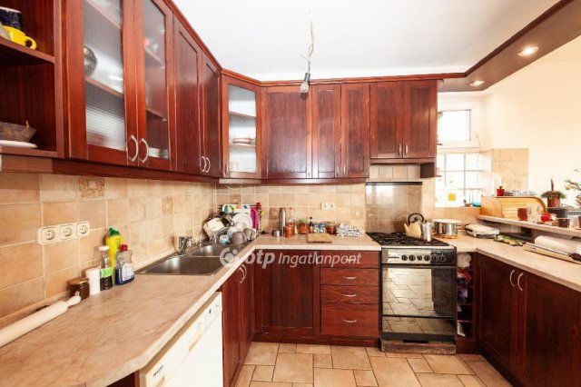 Eladó családi ház, Csömörön 299 M Ft, 4+1 szobás