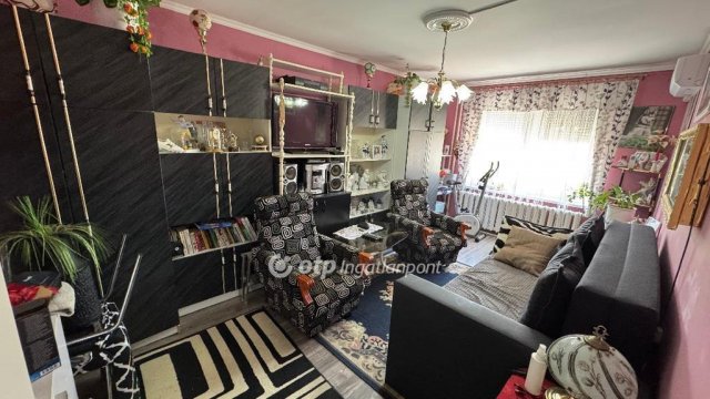 Eladó panellakás, Pápán 24.9 M Ft, 1 szobás