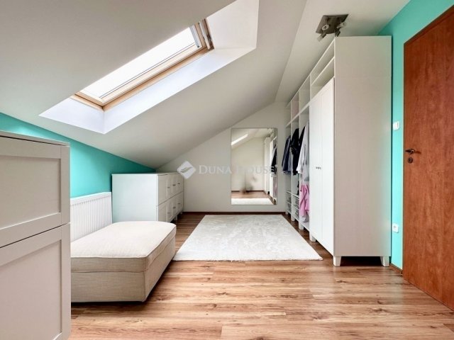 Eladó családi ház, Pécsett 250 M Ft, 9 szobás