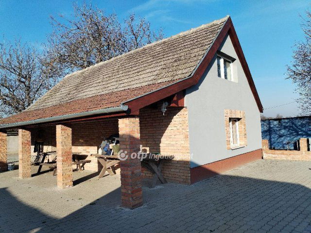 Eladó családi ház, Dunaújvárosban 110 M Ft, 2 szobás