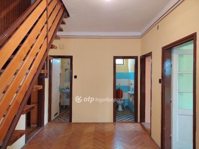 Eladó családi ház, Kisújszálláson 29.99 M Ft, 4+1 szobás