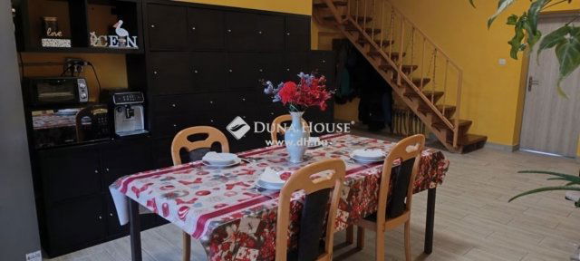 Eladó családi ház, Nyergesújfaluban 90 M Ft, 6 szobás