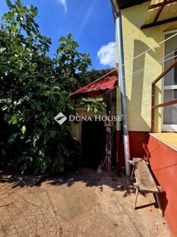Eladó családi ház, Pécsett 32.3 M Ft, 2 szobás