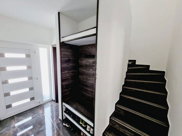 Eladó családi ház, Kerepesen 119.9 M Ft, 5 szobás