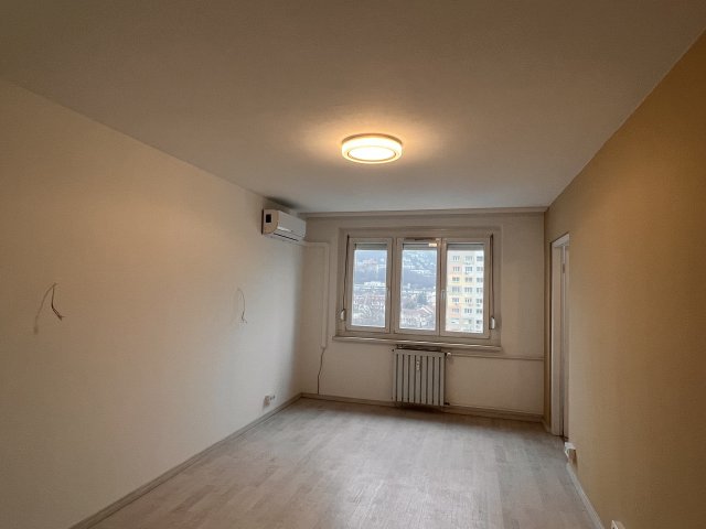 Eladó panellakás, Budapesten, III. kerületben, Szőlő utcában