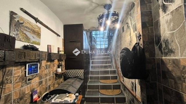 Eladó téglalakás, Budapesten, VI. kerületben 76 M Ft, 1 szobás