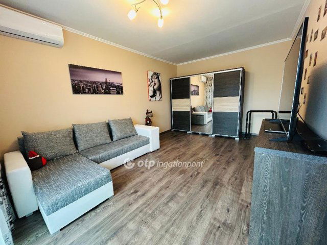 Eladó panellakás, Debrecenben 64.5 M Ft, 2 szobás