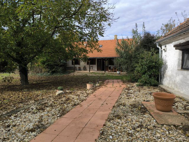 Eladó családi ház, Sényén 97.9 M Ft, 3 szobás