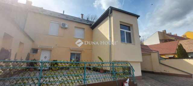 Eladó téglalakás, Dombóváron 33.5 M Ft, 3 szobás