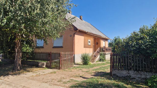 Eladó családi ház, Forrón 19.9 M Ft, 3 szobás