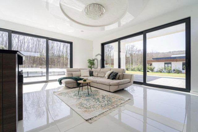 Eladó családi ház, Mogyoródon 550 M Ft, 7 szobás