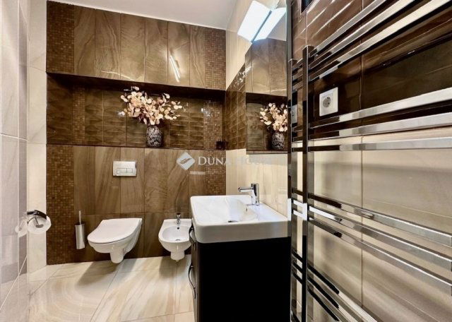 Eladó családi ház, Pécsett 425 M Ft, 6 szobás