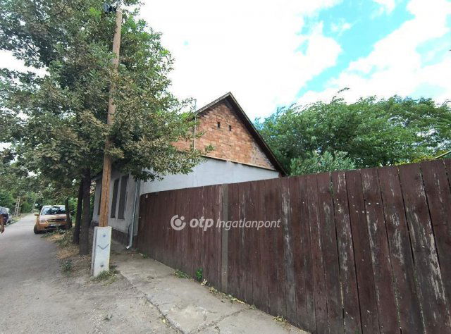Eladó családi ház, Szolnokon 11.5 M Ft, 2 szobás