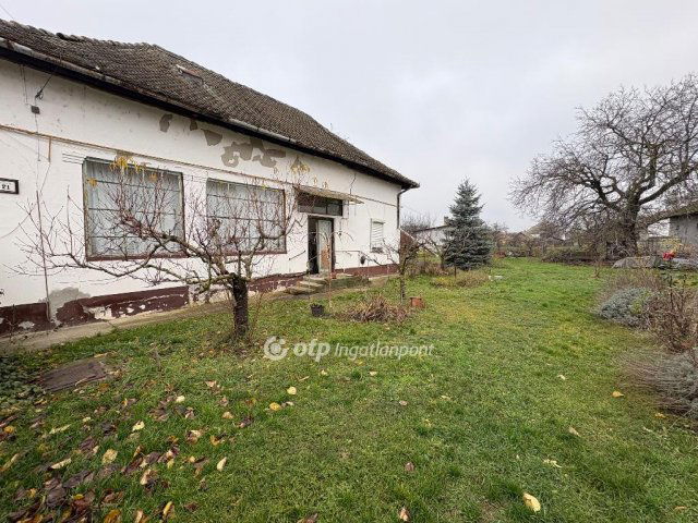 Eladó családi ház, Kisújszálláson 8 M Ft, 1+1 szobás