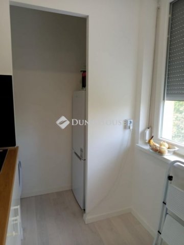 Eladó panellakás, Komlón 25.9 M Ft, 2 szobás