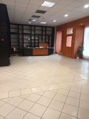 Kiadó üzlethelyiség, Szekszárdon, Széchenyi utcában