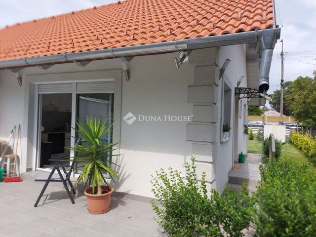 Eladó ikerház, Balatonfenyvesen 65 M Ft, 3 szobás