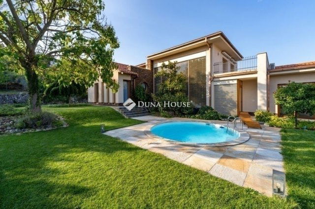 Eladó családi ház, Pécsett 460 M Ft, 8 szobás