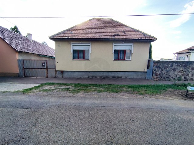 Eladó családi ház, Apcon 29.9 M Ft, 3 szobás