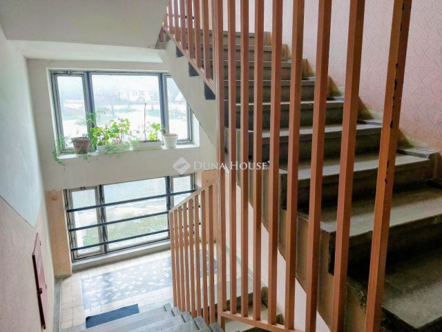 Eladó panellakás, Komlón 21 M Ft, 2 szobás