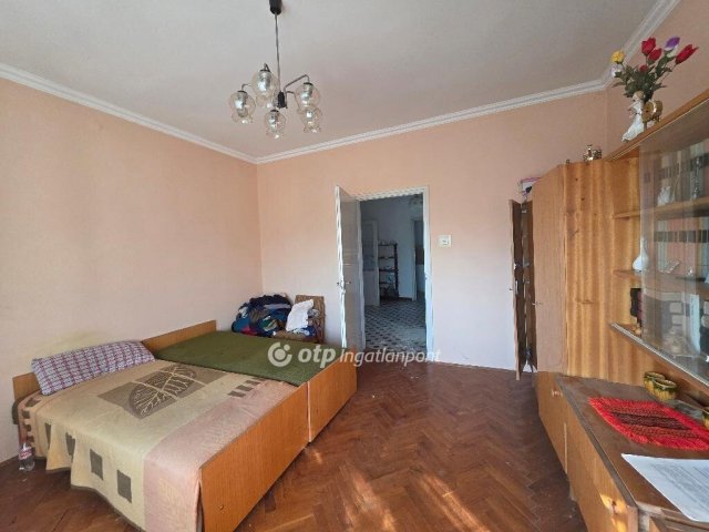 Eladó családi ház, Pápán 75 M Ft, 7 szobás