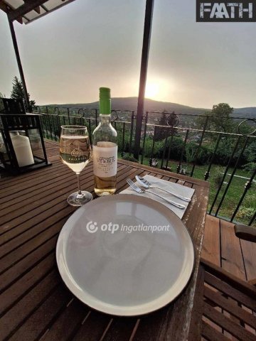 Eladó családi ház, Pécsett 122 M Ft, 2 szobás