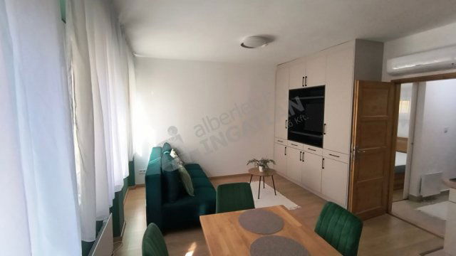 Kiadó téglalakás, albérlet, IV. kerületben, Szent László téren