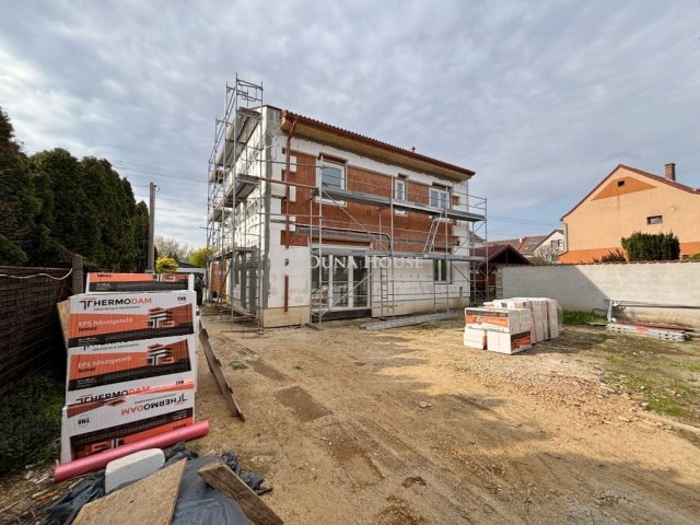 Eladó családi ház, Sárváron 99.9 M Ft, 5 szobás