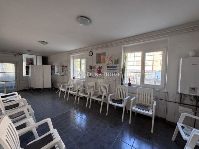 Eladó üzlethelyiség, Komlón 49.9 M Ft, 3 szobás