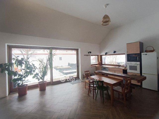 Eladó családi ház, Sukorón 104.9 M Ft, 3+1 szobás