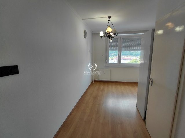 Eladó panellakás, Ózdon, Vasvár úton 14.7 M Ft, 2+1 szobás