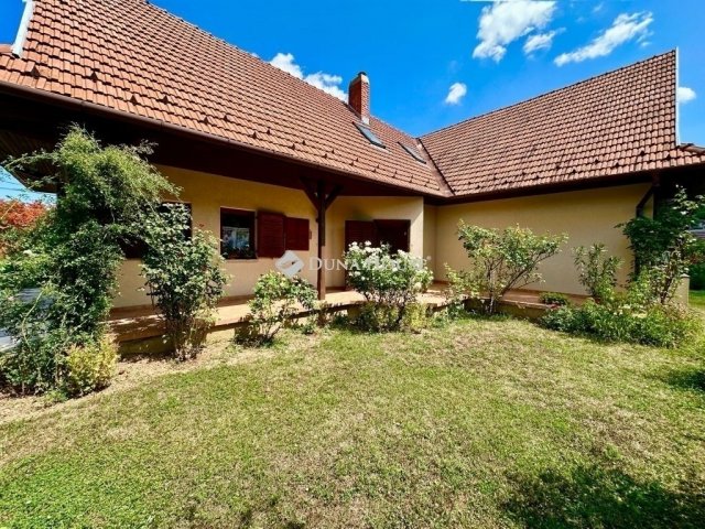 Eladó családi ház, Pécsett 139 M Ft, 6 szobás