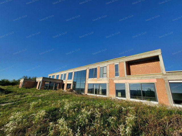 Eladó családi ház, Győrságon 475.33 M Ft, 15 szobás